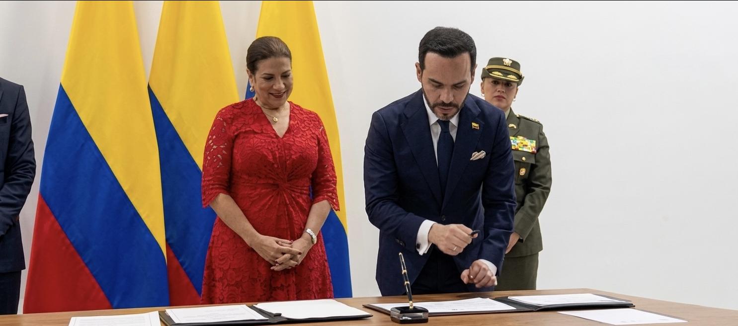 La Ministra de las TIC, Alexandra Falla, y el Presidente Abelardo De La Espriella.