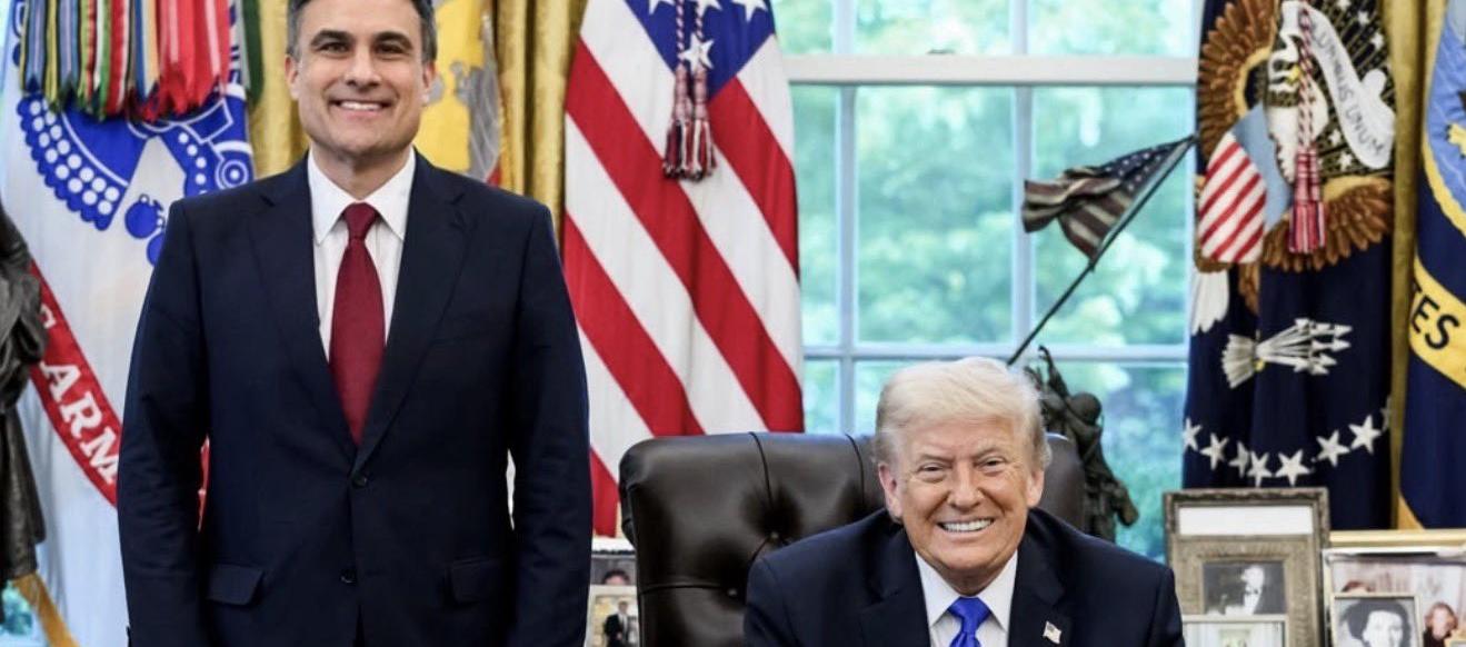 El nominado a embajador estadounidense en Bogotá, Nate Morris y el Presidente de Estados Unidos, Donald Trump.