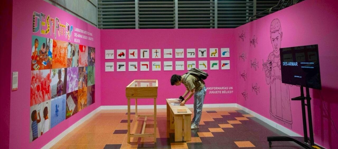 La exposición reúne el trabajo de seis artistas de Colombia.