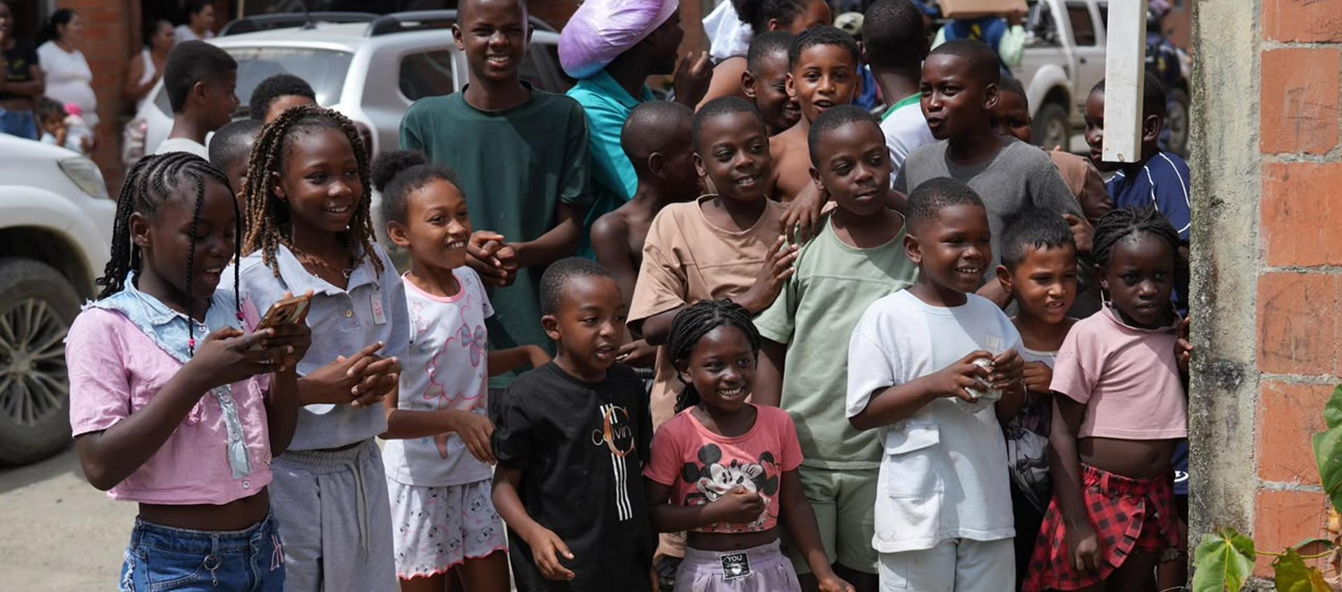 Niños esperan ayuda tras el terremoto en San José de Palmar 