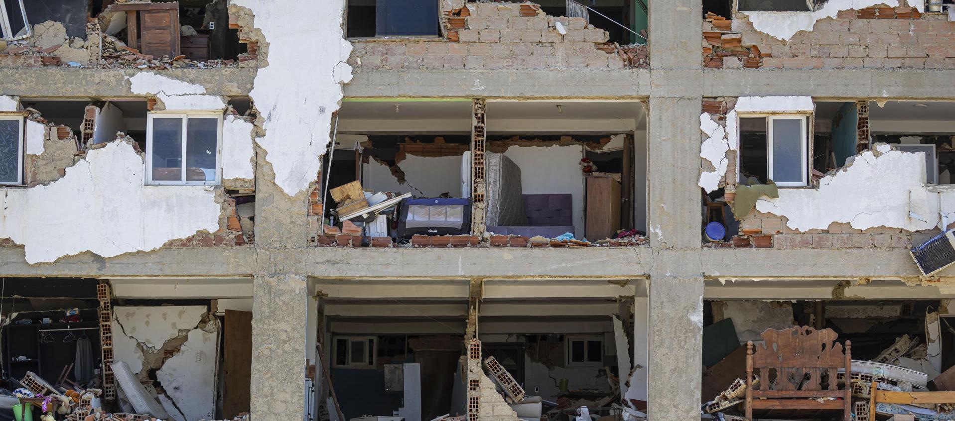 Un edificio destruido por los terremotos del 24 junio, en Caraballeda, Venezuela.