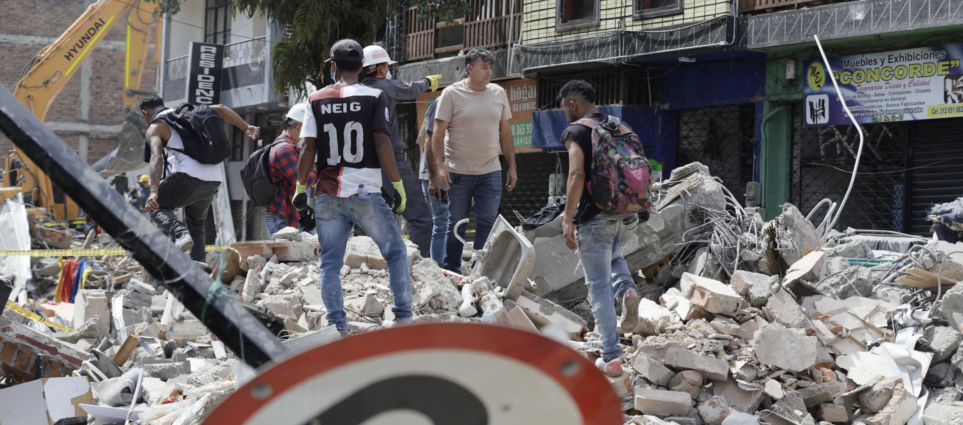 Un grupo de voluntarios durante labores de búsqueda de víctimas del sismo.