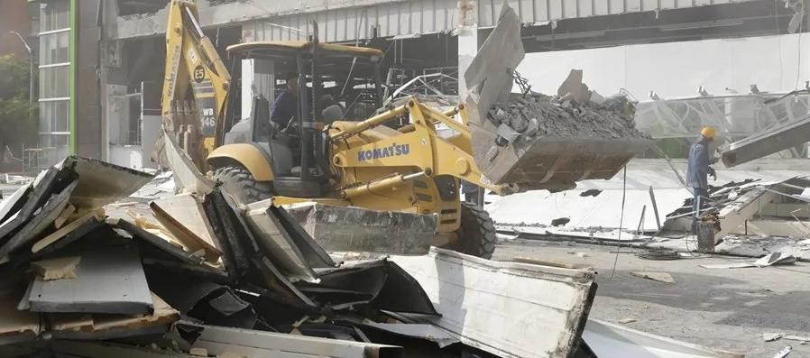 Obreros remueven escombros en una zona afectada por el terremoto en Pereira