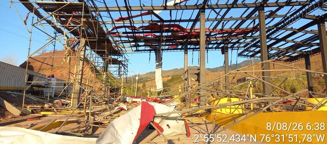 Peaje en construcción afectado por la detonación.
