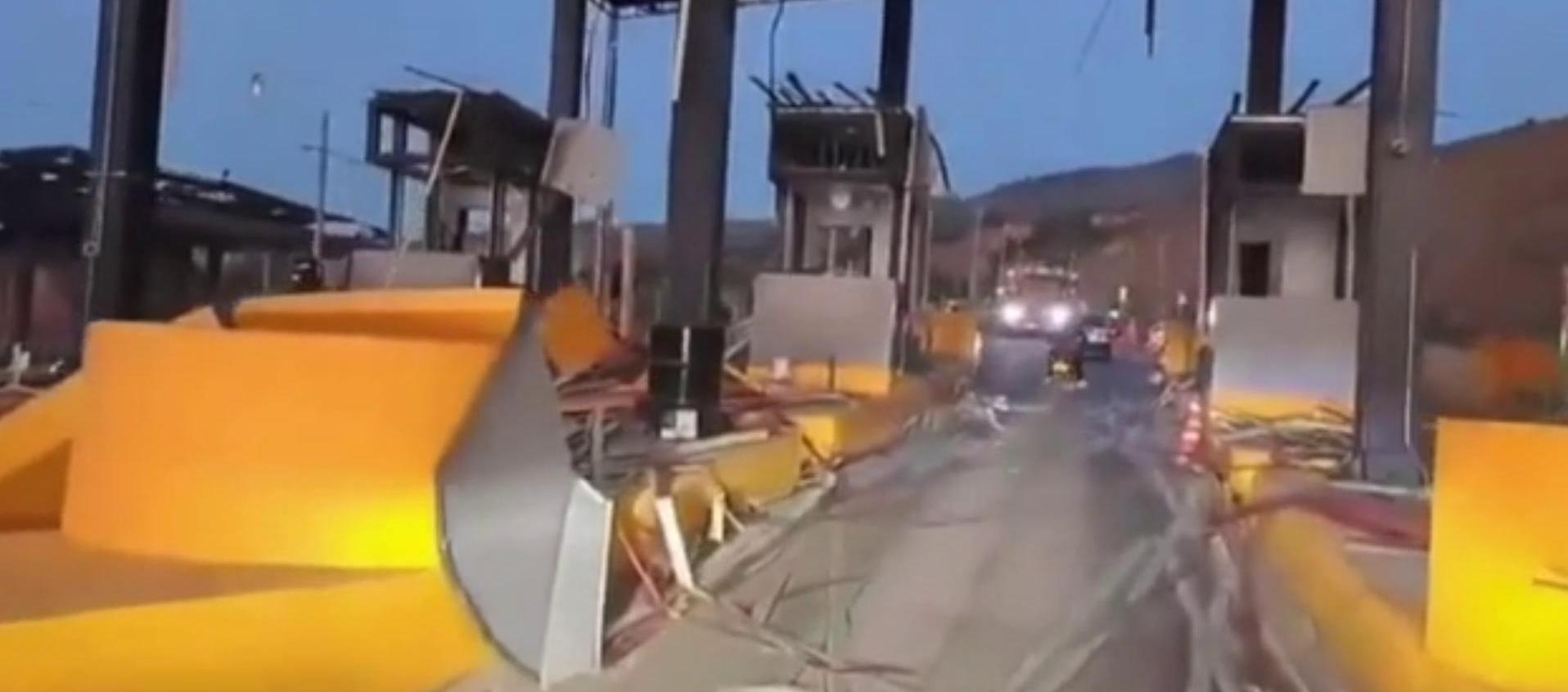 El peaje destruido tras el ataque terrorista. 