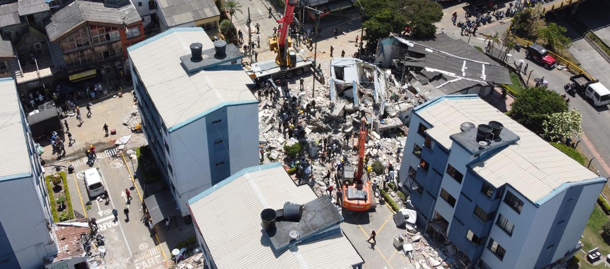 Los escombros de un edificio en el sector de La Lorena en Pereira.