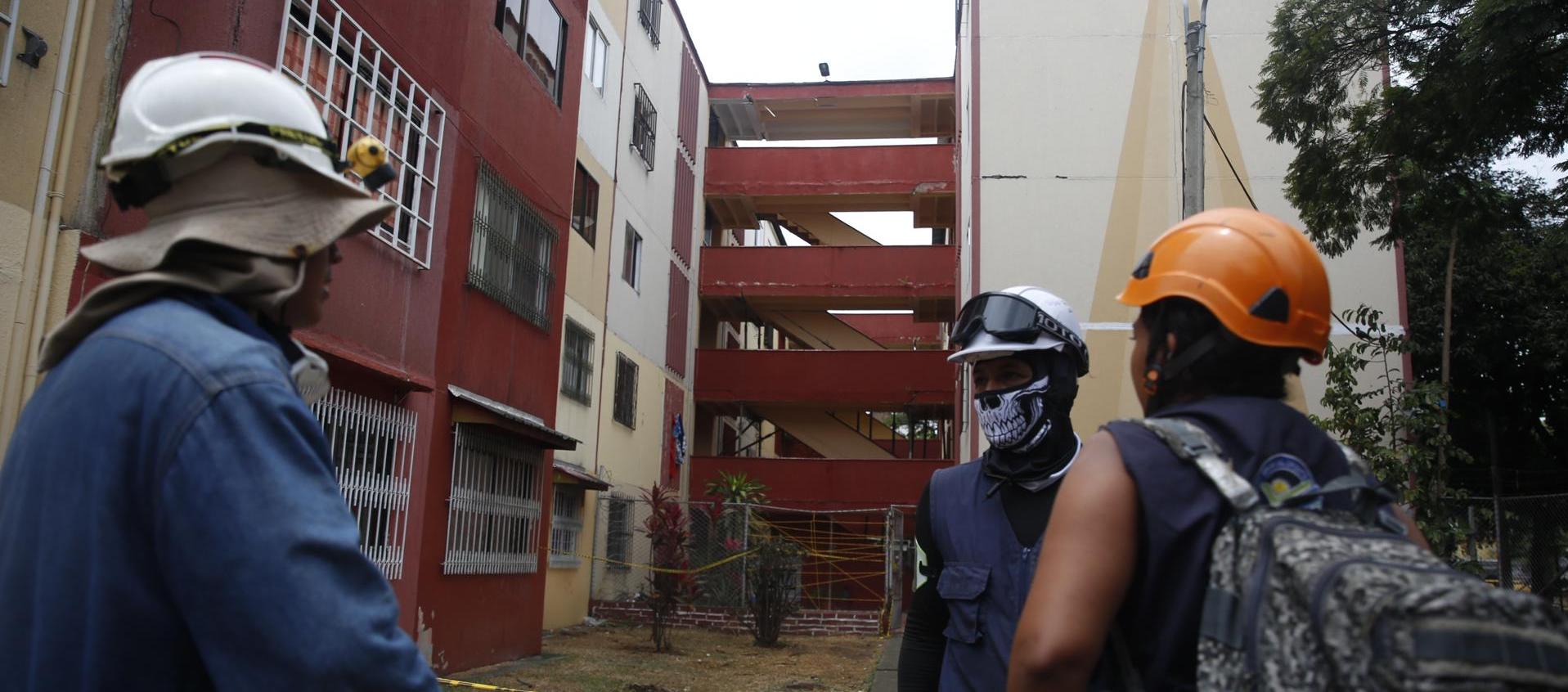 Personal de socorro frente a unas edificaciones afectadas.