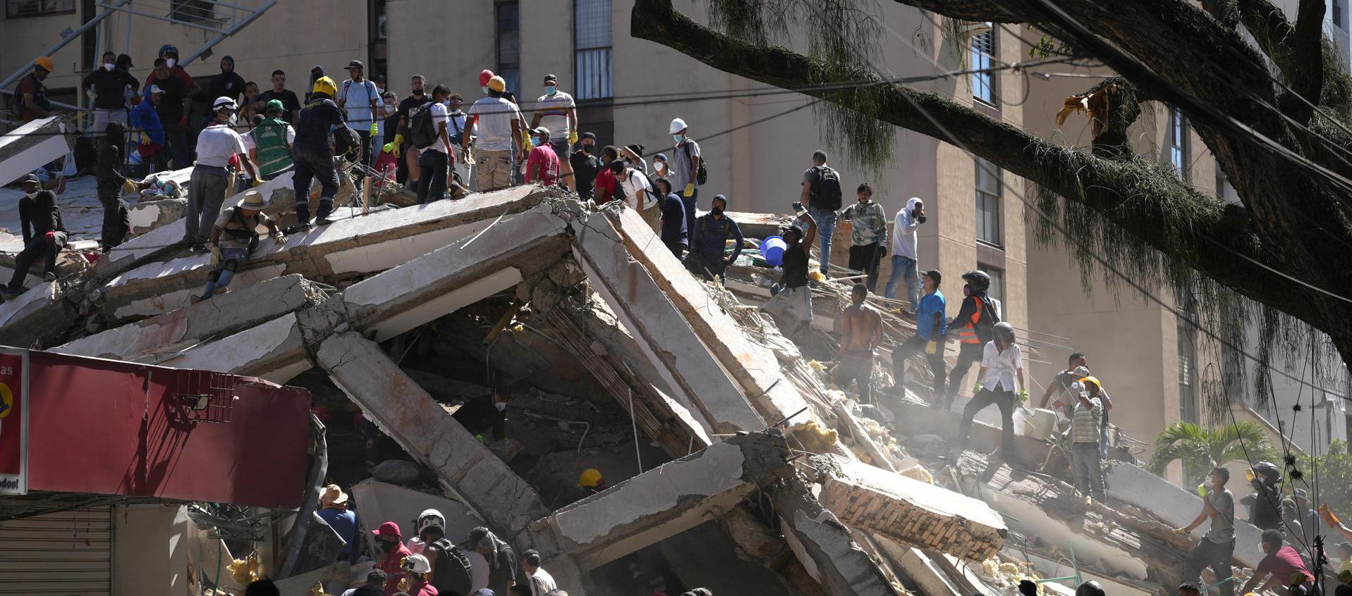 Socorristas trabajan en labores de rescate en una edificación colapsada por el terremoto
