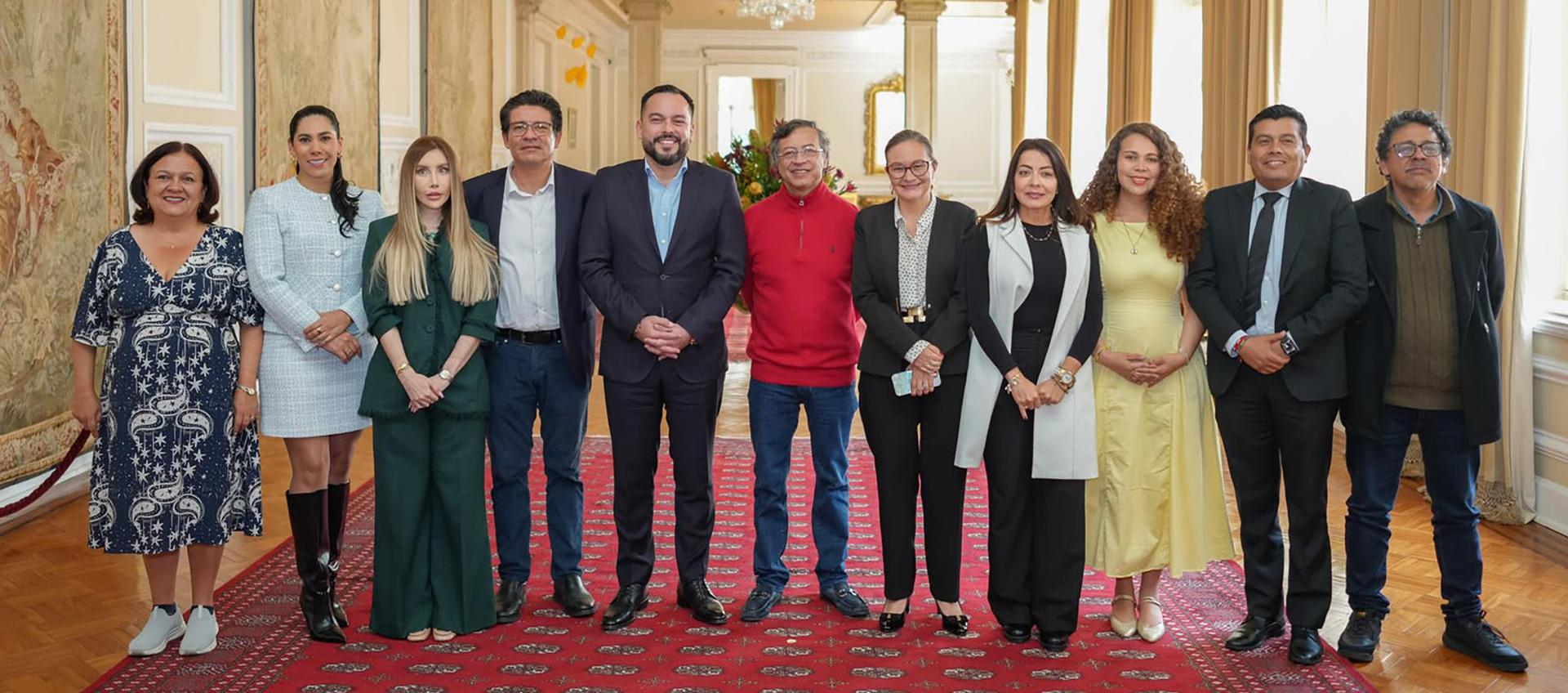 Petro con algunos de sus ministros y funcionarios.
