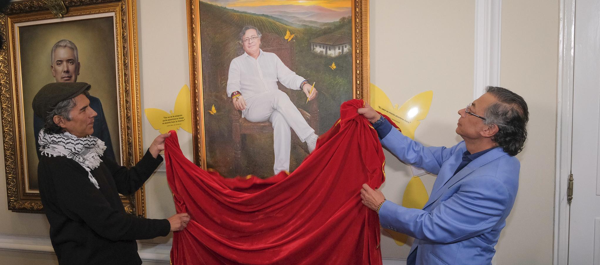 El Presidente saliente de Colombia, Gustavo Petro y su retrato.