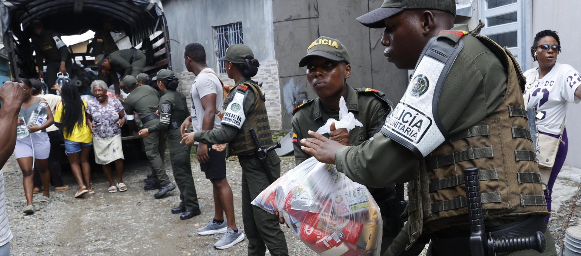 Policías cargan donaciones para los damnificados por el terremoto 