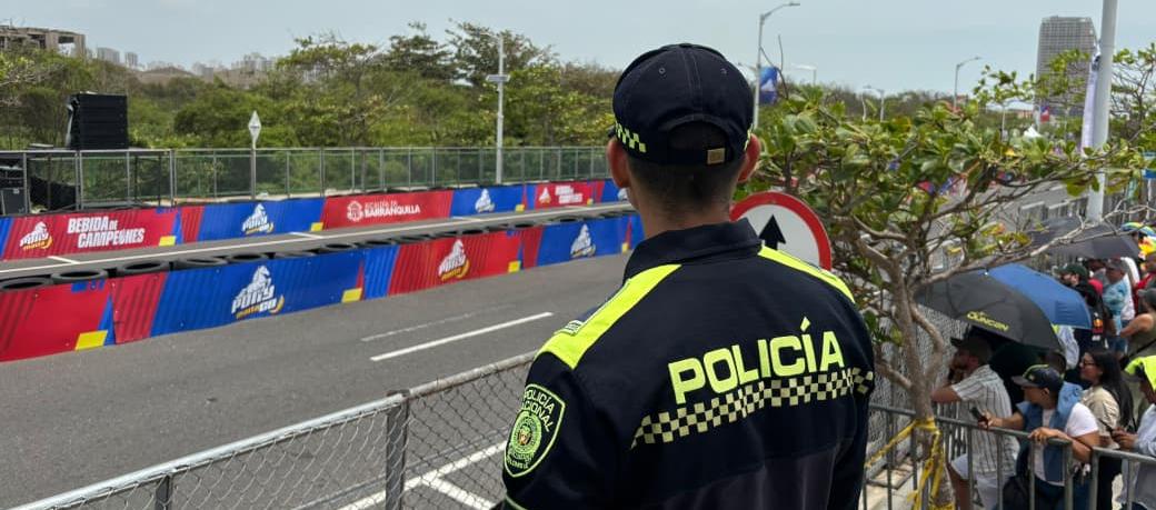 Los policías prestan seguridad en puntos estratégicos del evento. 