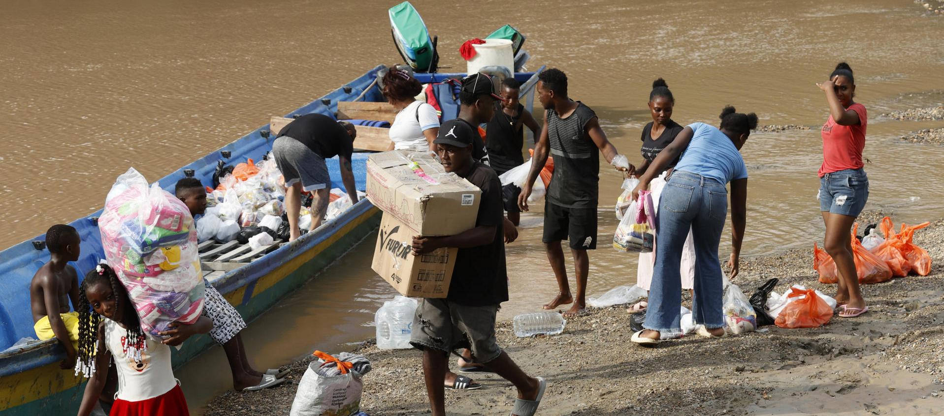 Ayudas humanitarias por el terremoto de magnitud 7,4 del pasado lunes, en el río San Juan en La Encharca.