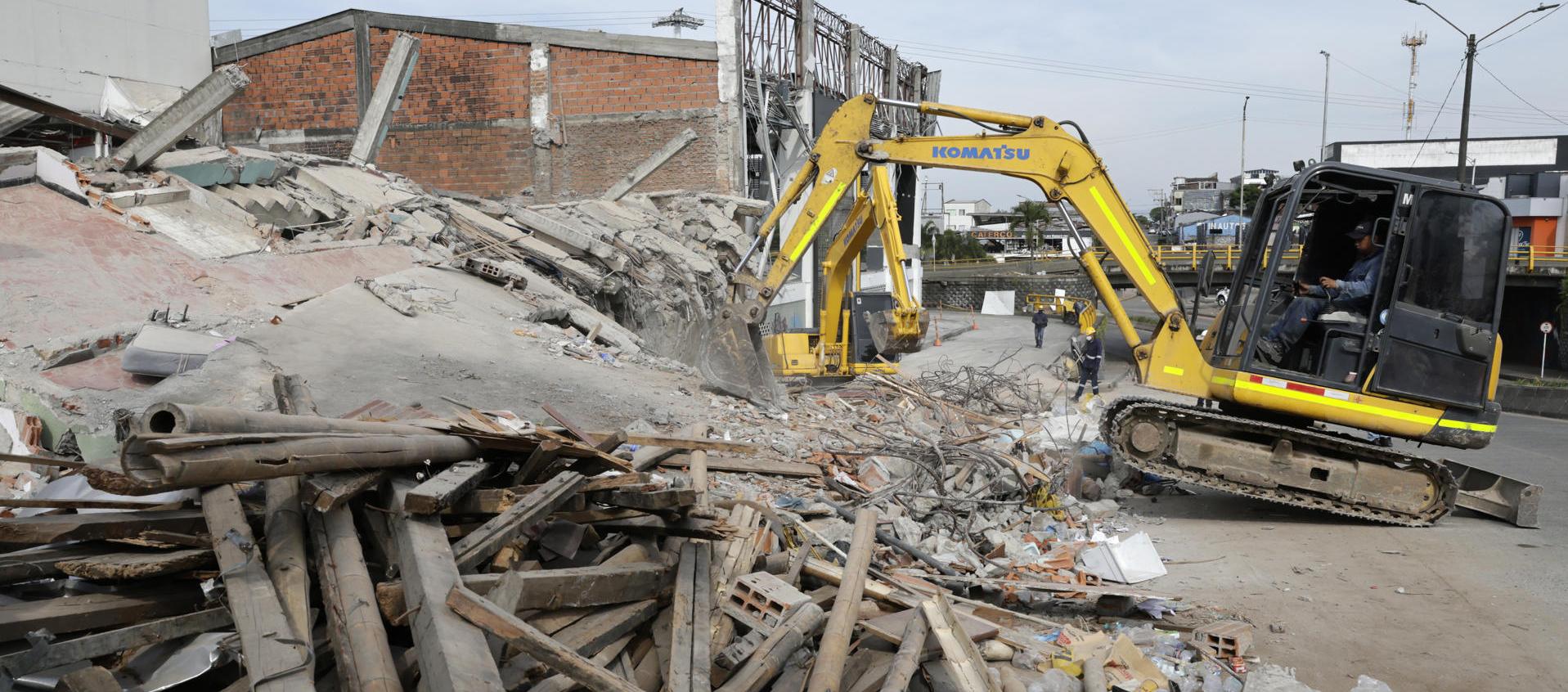 Retroexcavadora remueve escombros en Pereira.