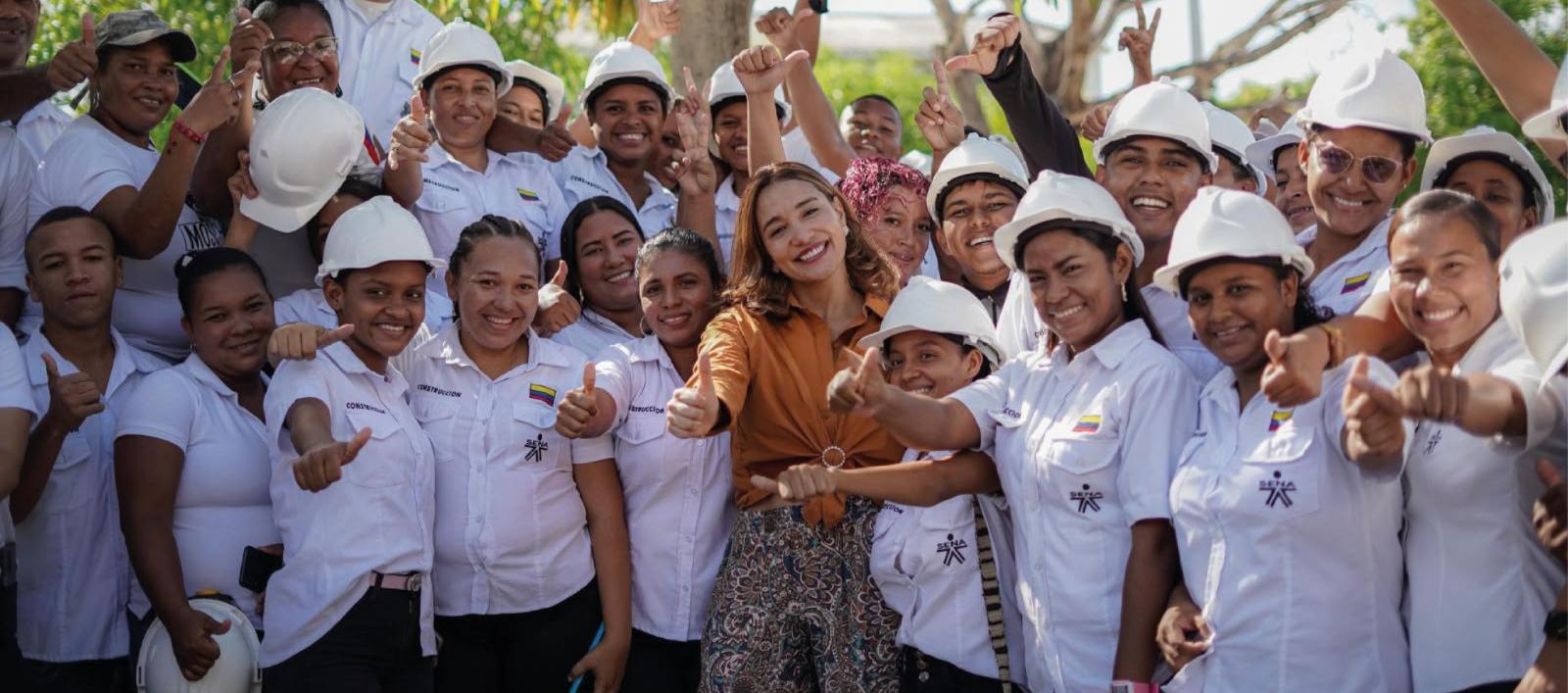 Jacqueline Rojas Solano junto a los aprendices del Sena.