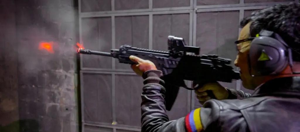 El Ministro de Defensa, Pedro Sánchez, con el fusil Jaguar.