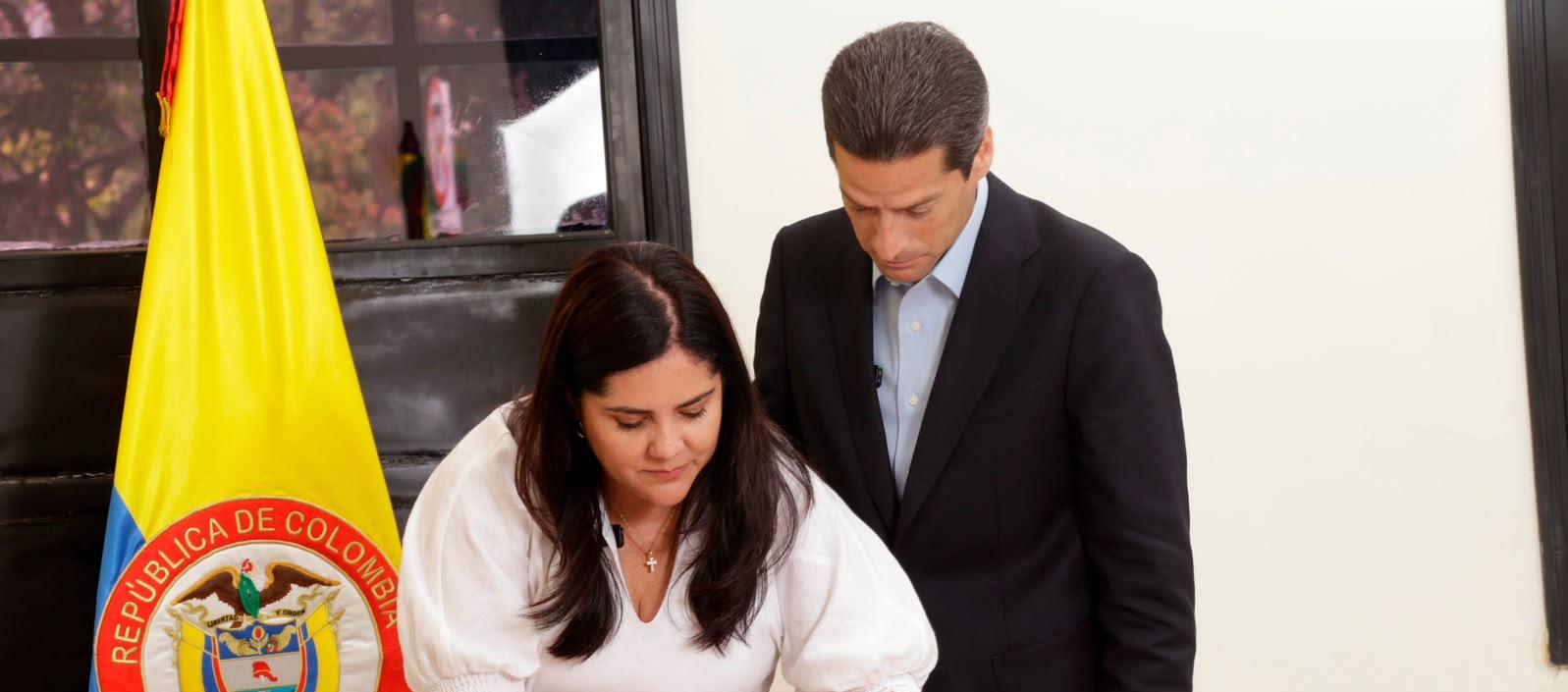 La viceministra de Comercio Exterior, Sandra Carvajal Sáenz, con el ministro de Comercio, Mauricio Gómez. 