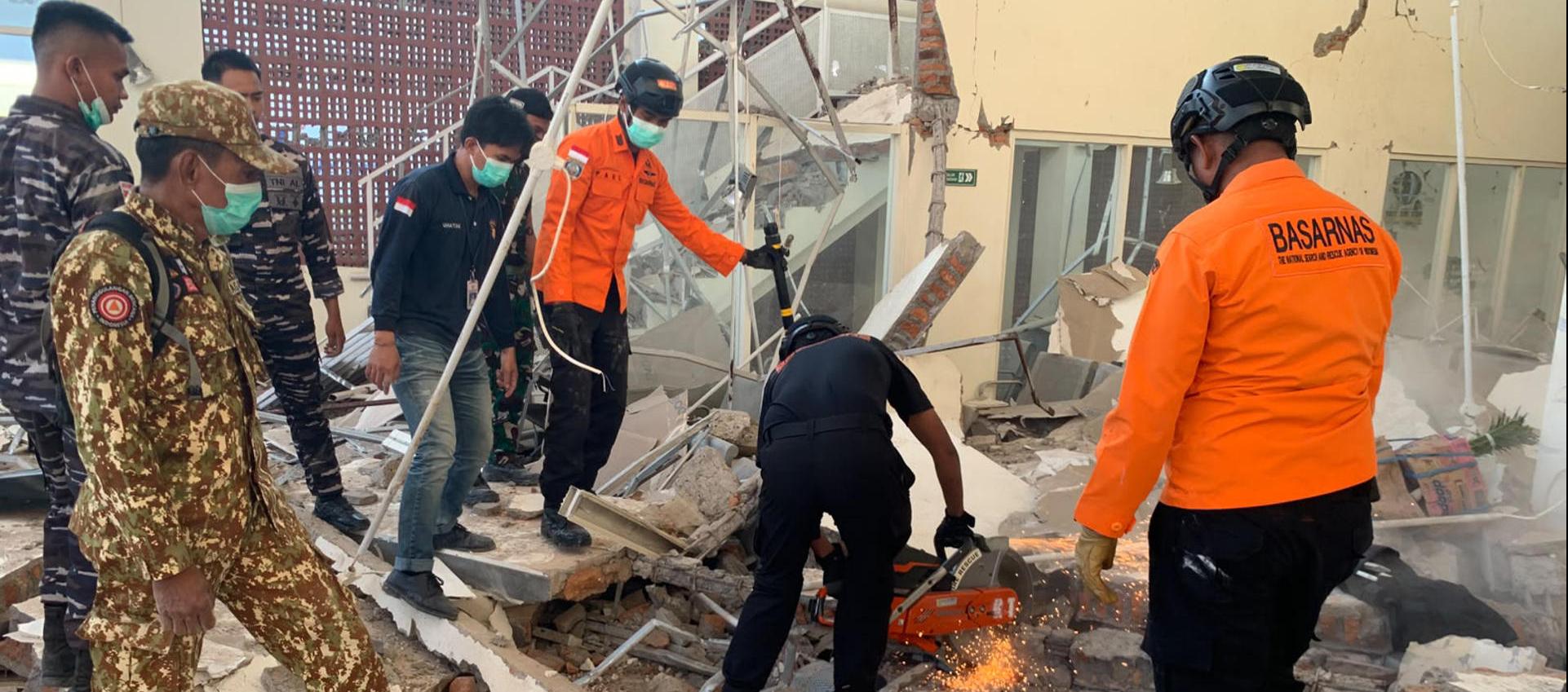 Socorristas trabajando en un edificio derrumbado tras un terremoto de 7,7 registrado este sábado
