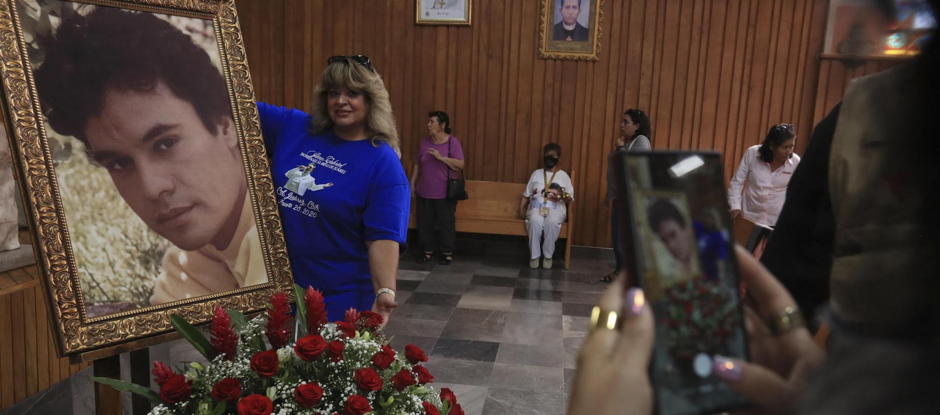 Seguidores de Juan Gabriel el 'Divo de Juárez' posan junto a una fotografía en Ciudad Juárez