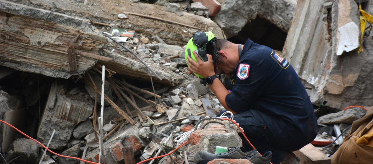 Un rescatista junto a los escombros del edificio Torres del Limonar, en Cali.
