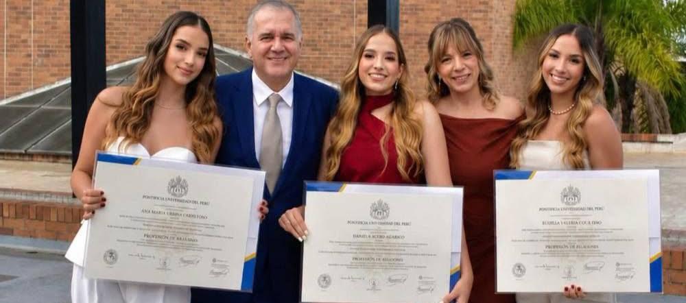 Jairo Saavedra y Victoria Caicedo, y sus trillizas Ana María, Isabella y Sofía.