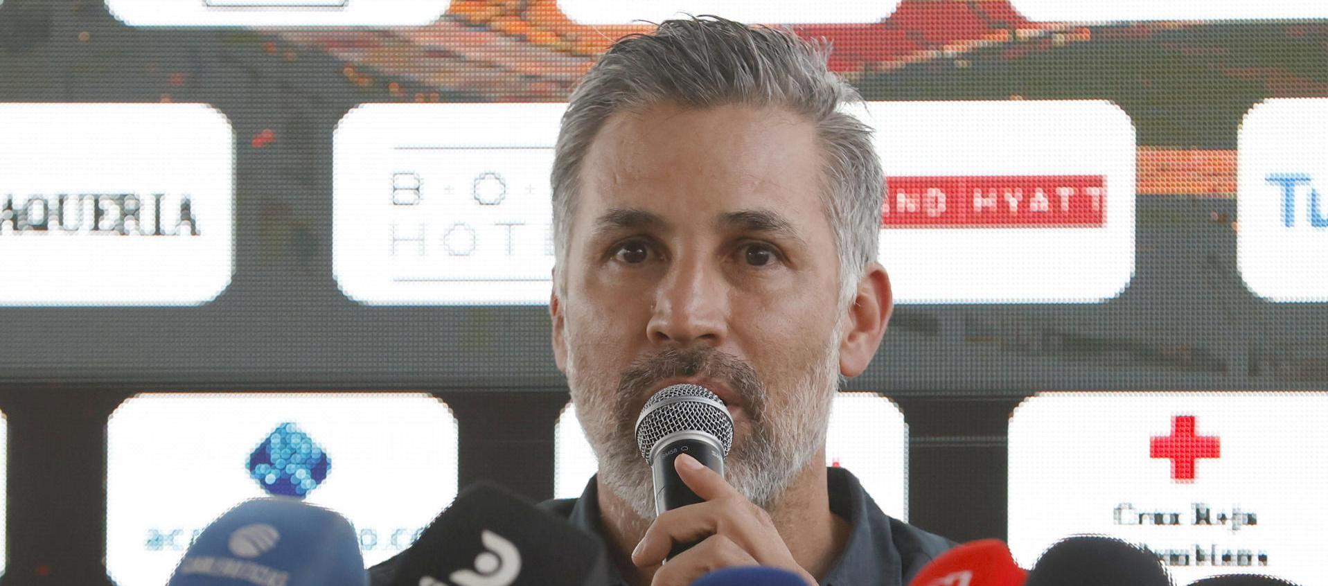 El exfutbolista Mario Yepes habla durante una rueda de prensa para presentar el partido solidario 'Levantemos a Colombia'.