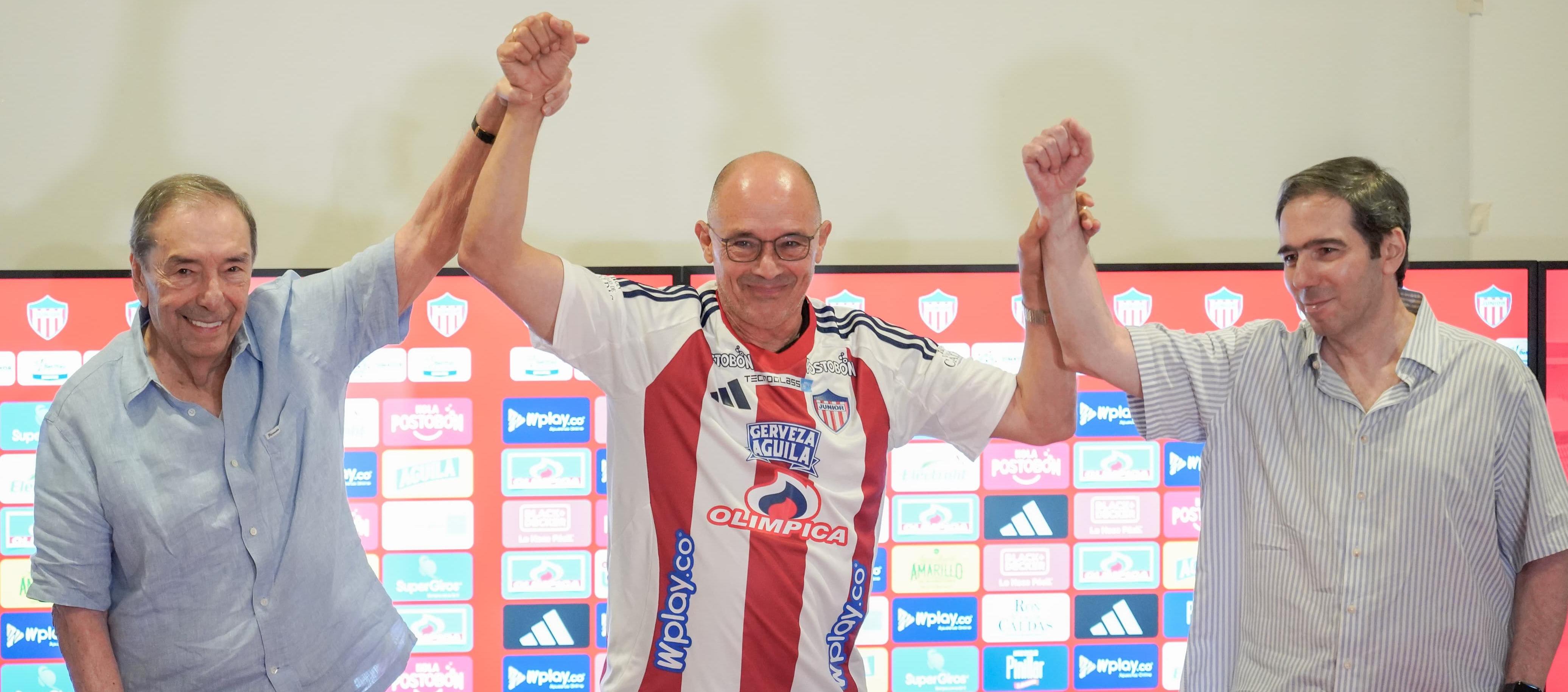 Antonio Char y Fuad Char durante la presentacion, hace un año, de Alfredo Arias como técnico del Junior. 