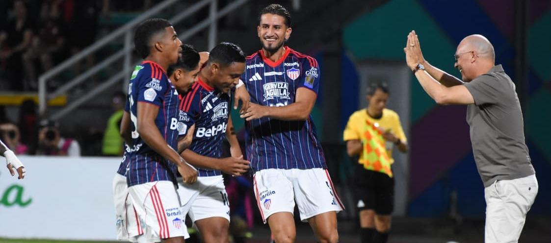 Alfredo Arias celebra el primer gol de Junior marcado por Muriel. 