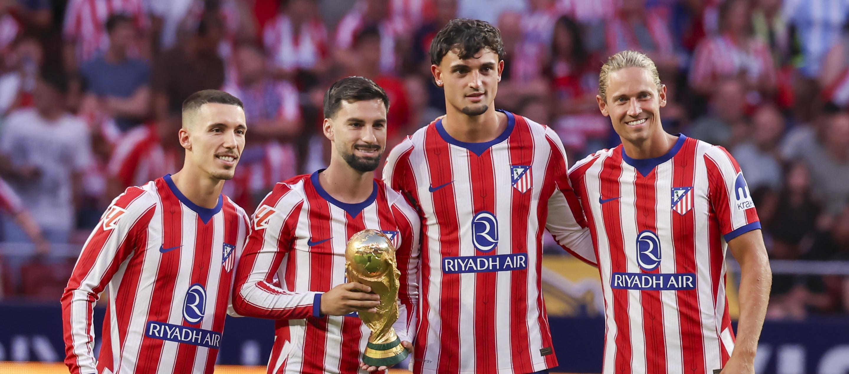 El Atlético de Madrid también homenajeó a sus cuatro jugadores campeones del mundo: Álex Grimaldo, Álex Baena, Marc Pubill y Marcos Llorente.