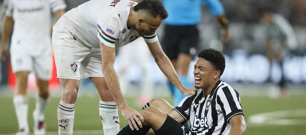 Jordan Barrera momentos después de lesionarse en el partido contra Fluminense.
