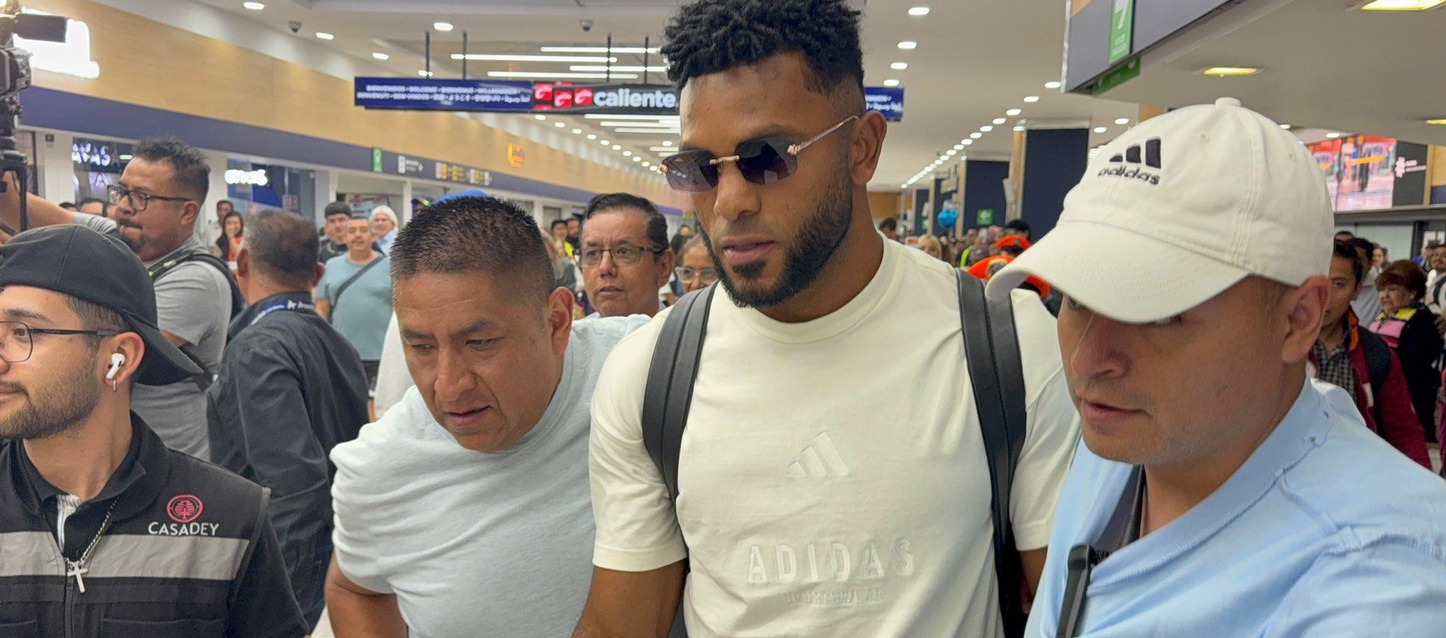Miguel Ángel Borja a su arribo al aeropuerto de Ciudad de México.