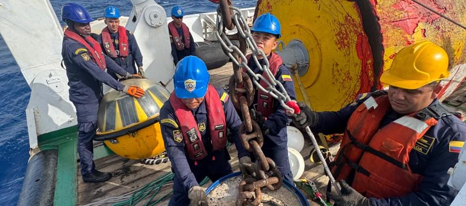 Integrantes de la Dimar en la instalación de la boya en San Andrés. 