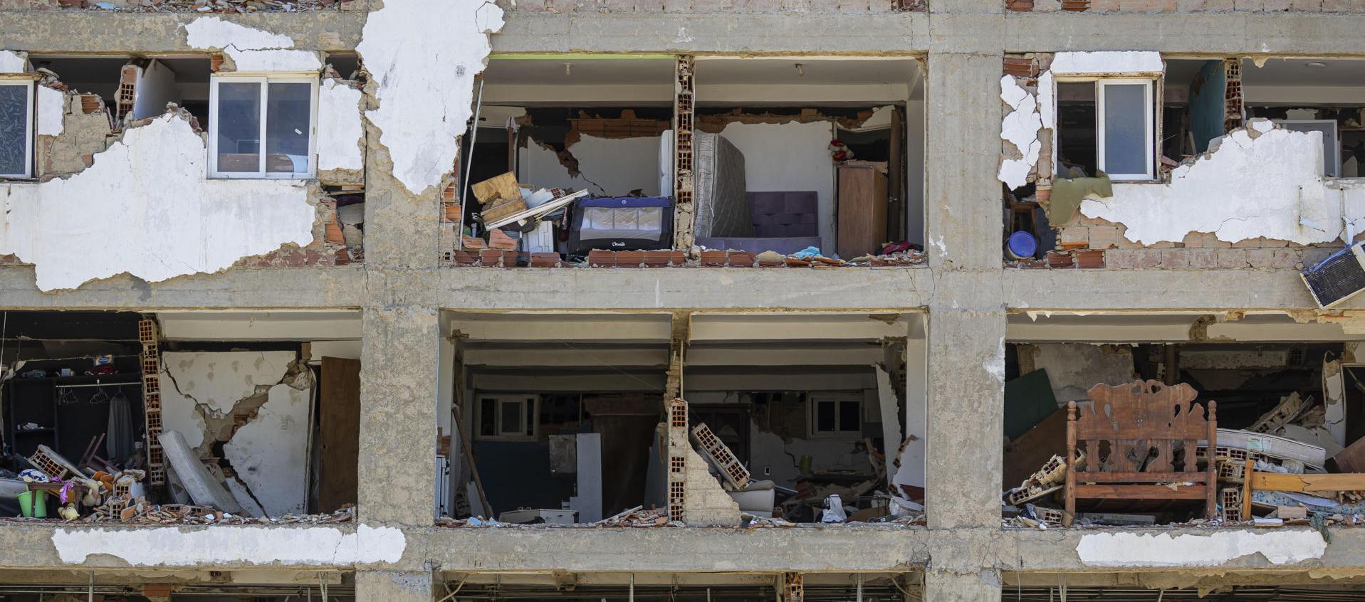 Edificio destruido por los terremotos del 24 junio en Caraballeda, Venezuela.