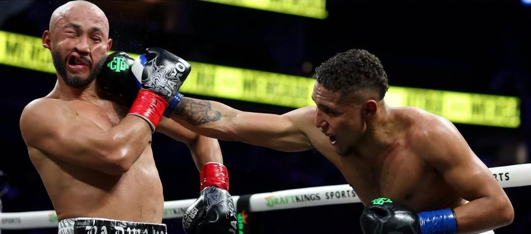 Israel Mercado recibe una buena mano del colombiano Carlos Utria.