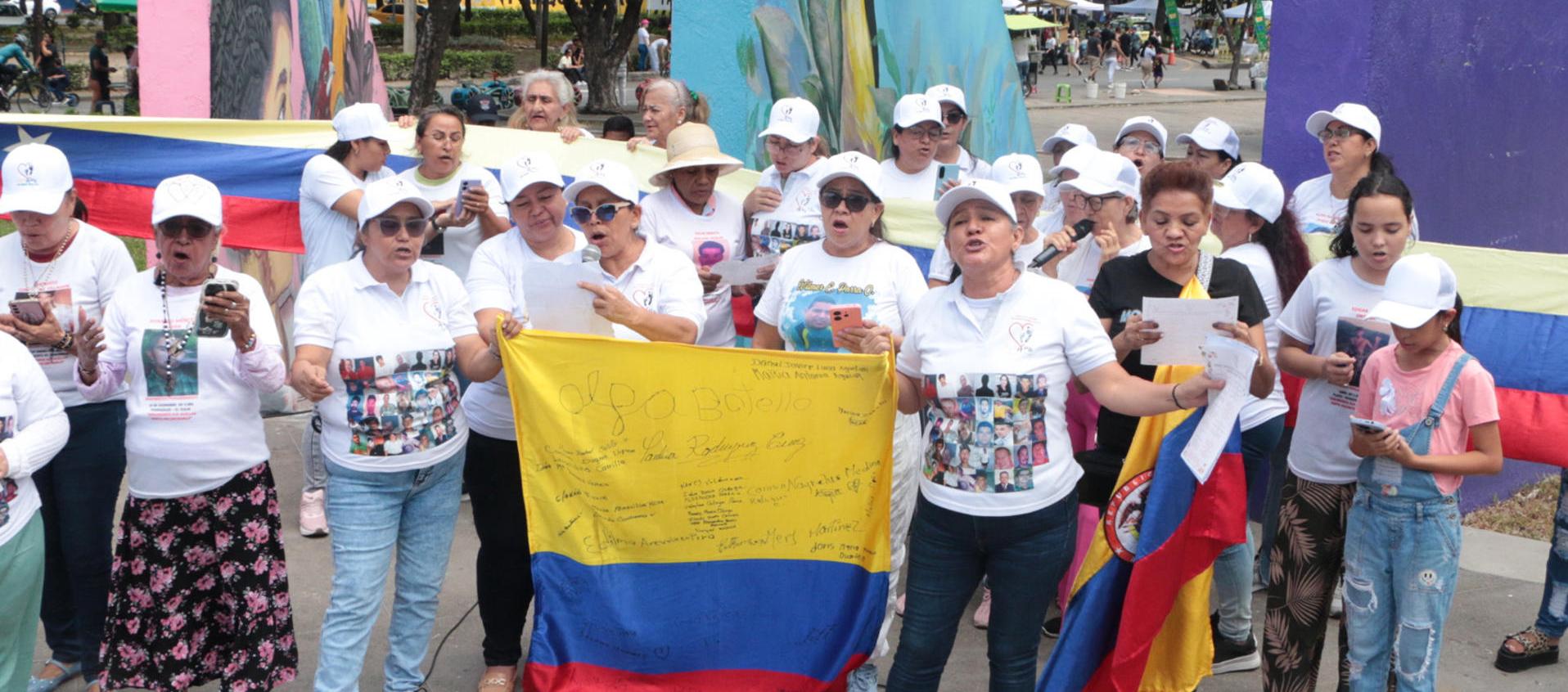 Víctimas, familiares y organizaciones de derechos humanos.