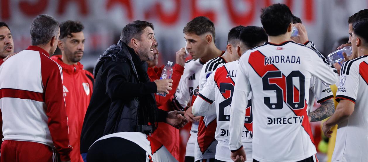 Eduardo Coudet entrega indicaciones a sus dirigidos durante el partido contra Santa Fe.