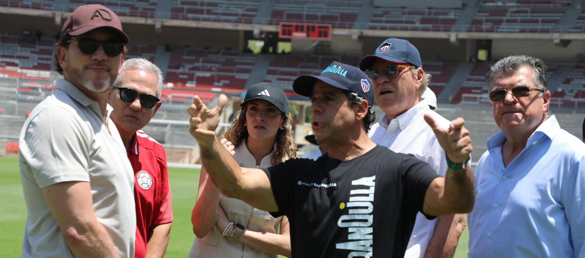 Alejandro Char durante la visita de Alejandro Domínguez, presidente de la Conmebol, al estadio Metropolitano. 