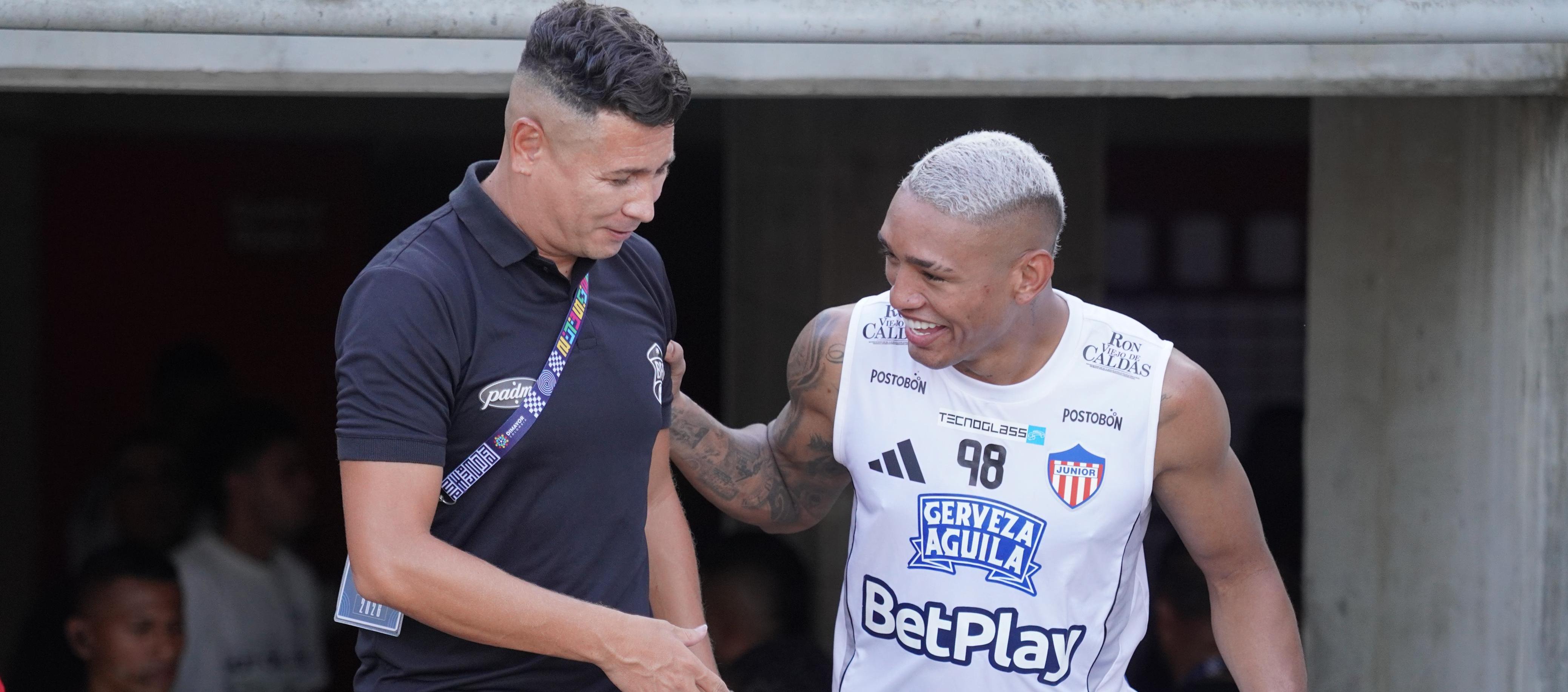 Dayron Pérez con Jermein Peña antes del partido del pasado miércoles contra Junior.
