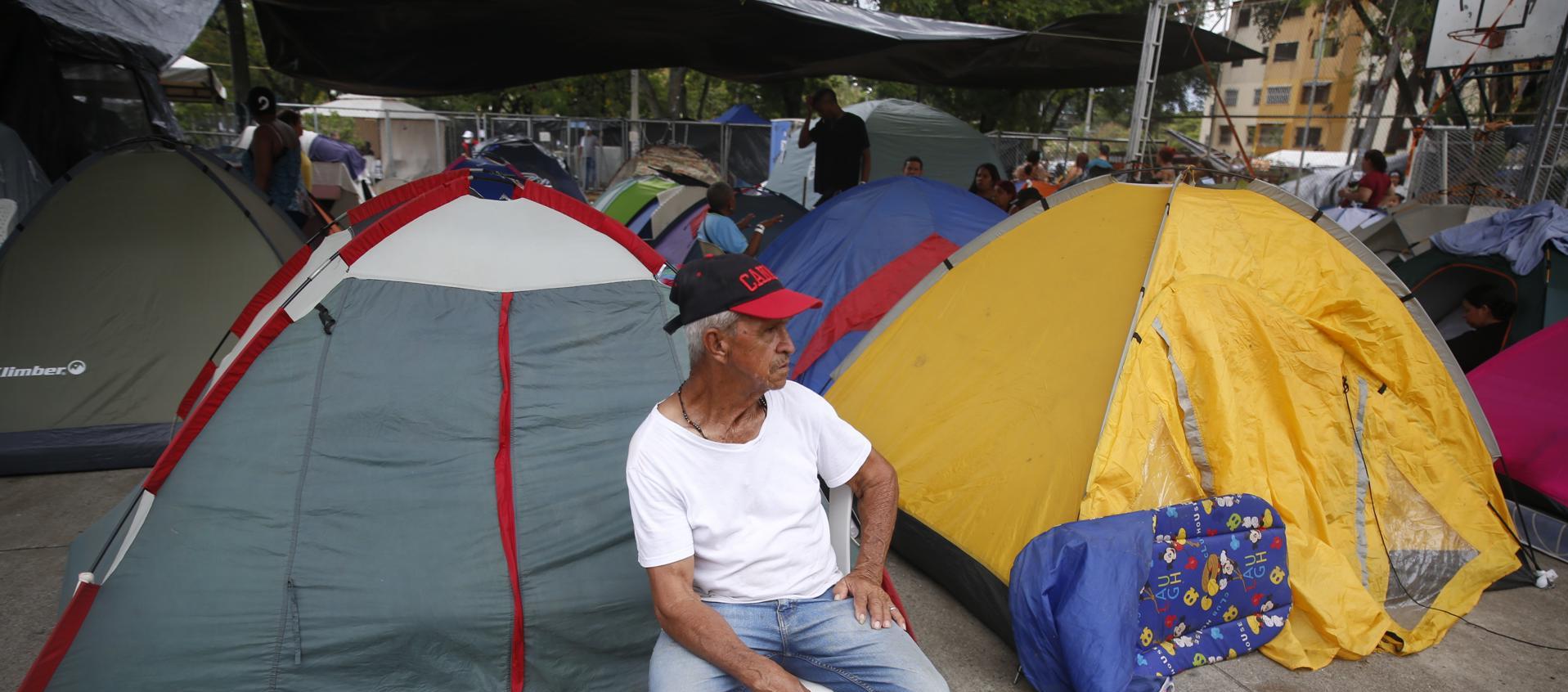 Un hombre espera frente a los edificios Chiminango