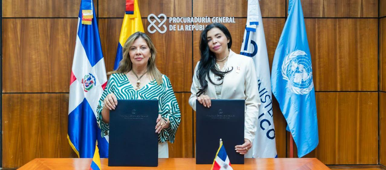 Fiscal general de Colombia, Luz Adriana Camargo, y la procuradora general de República Dominicana, Yeni Berenice Reynoso.