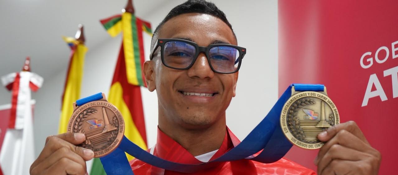 Duván Ferrer, pesista barranquillero, medalla de oro y bronce en los Juegos Centroamericanos y del Caribe 2026.