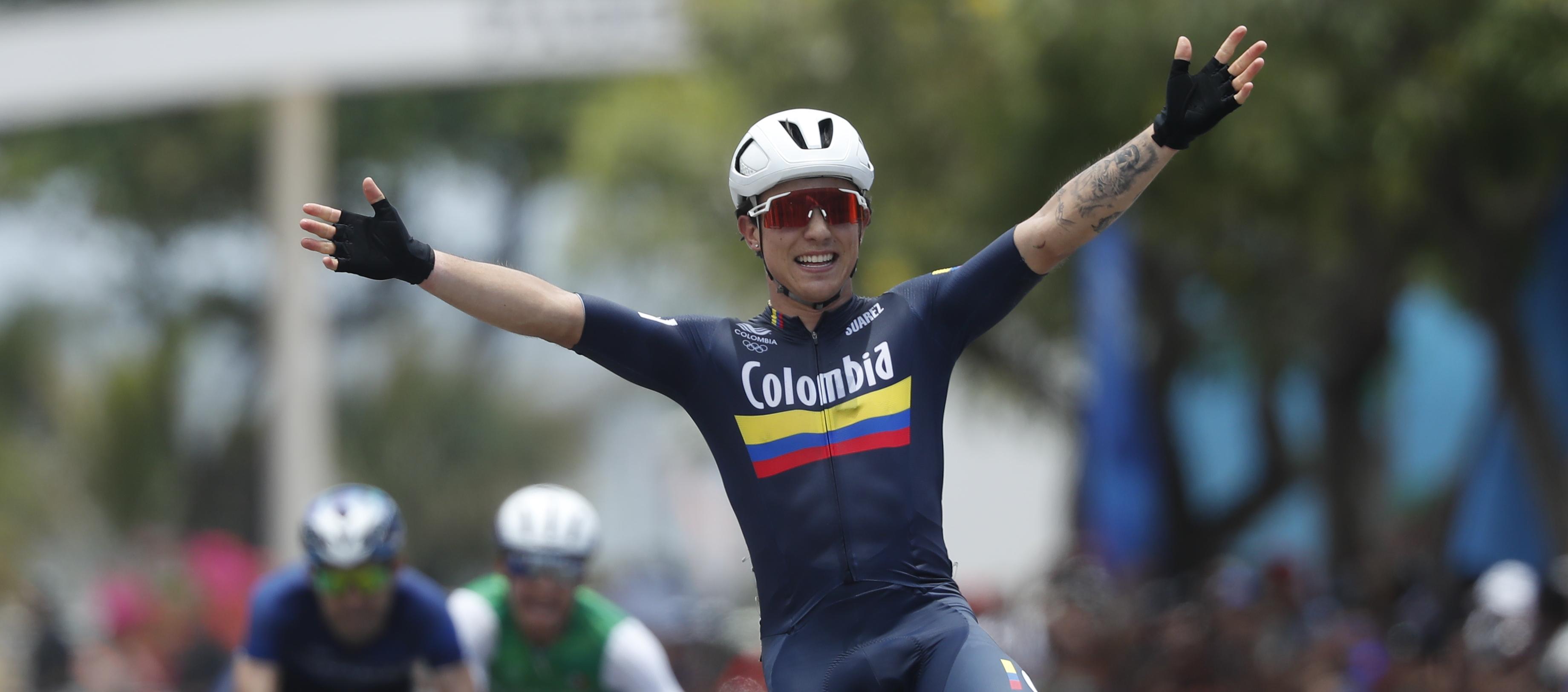 Nicolás Gómez cruza la meta para llevarse el oro en la prueba de ruta. 