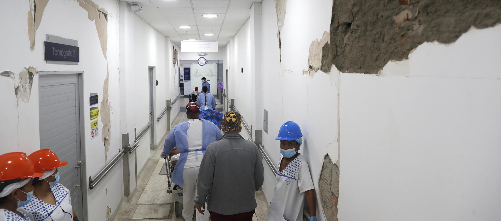 Personal médico trabajando en el Hospital Universitario del Valle, afectado por el terremoto. 