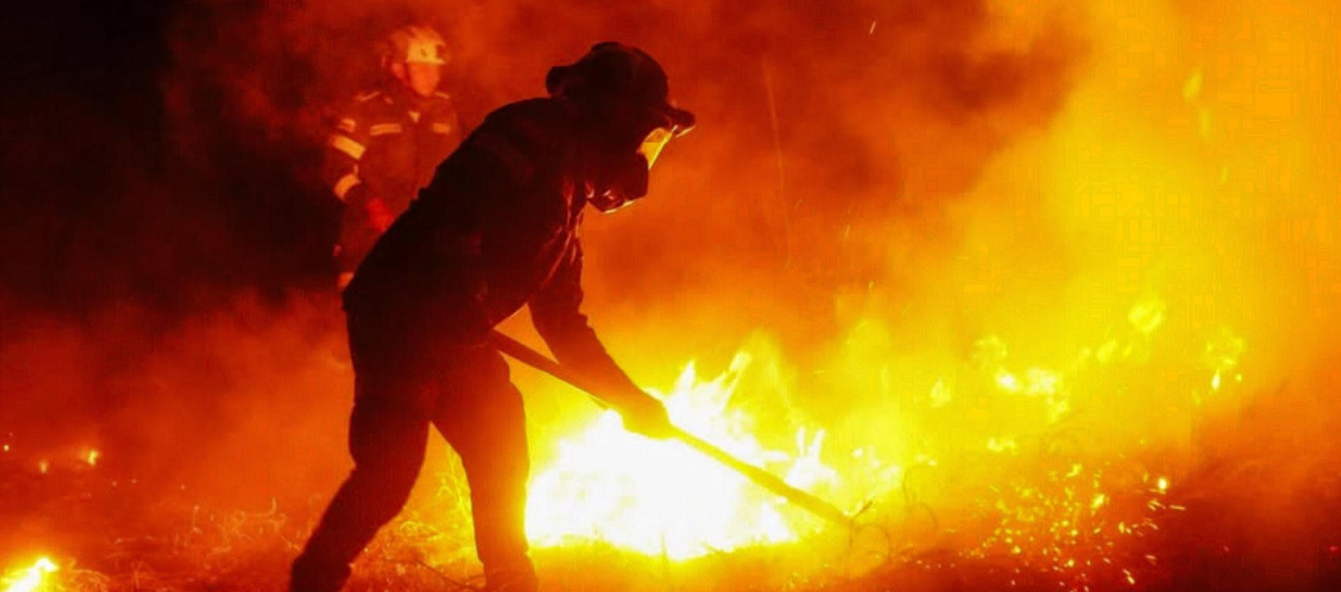Policía combate el fuego en el Tolima.