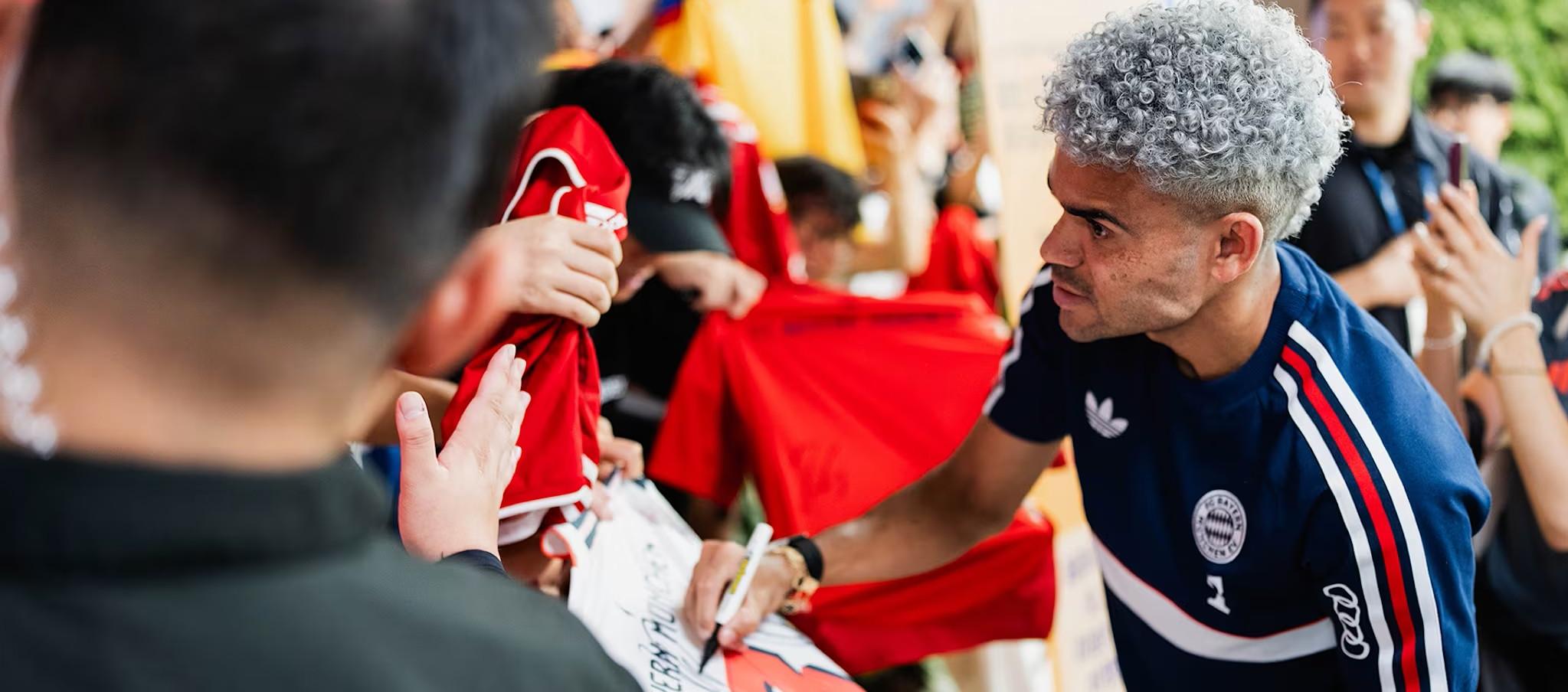 Luis Díaz firma autógrafos a aficionados surcoreanos. 