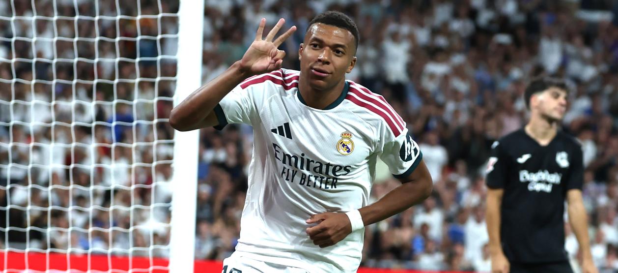 El francés Kylian Mbappé celebra tras marcar su tercer gol ante la Real Sociedad.