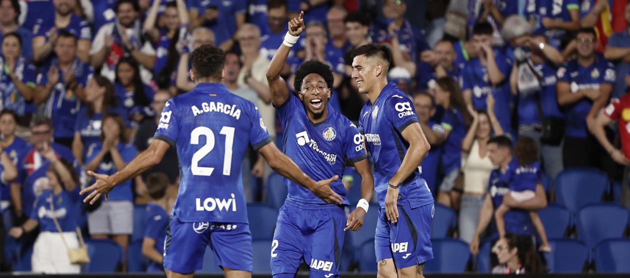 El colombiano Johan Mojica durante el juego de la Liga Conferencia contra el Partizan.