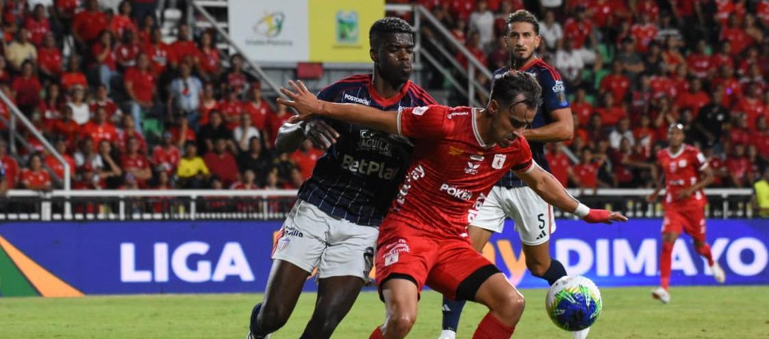 Pablo Ortiz, defensa del Junior, presiona a Tomás Ángel.