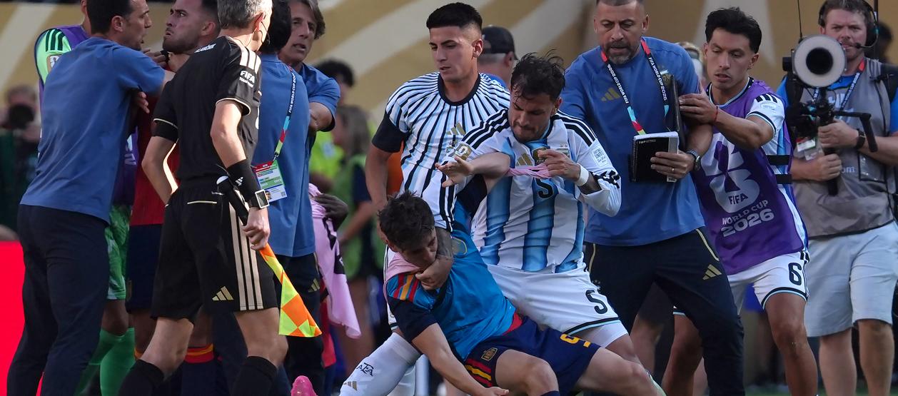 La pelea del argentino Leandro Paredes y el español Gavi. 
