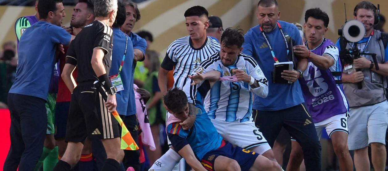 Leandro Paredes derriba al español Gavi, tras la final del Mundial. 